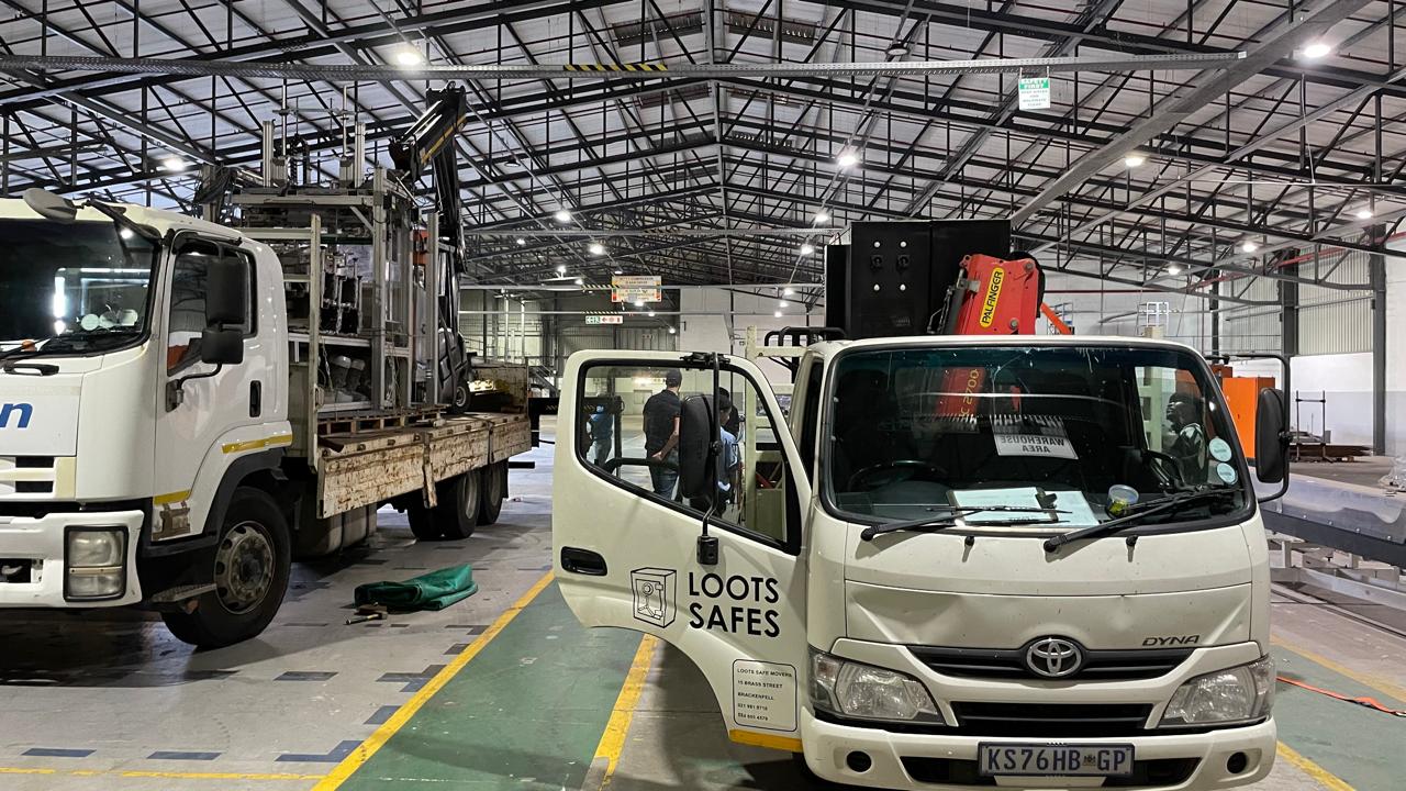 Specialised Logistics Heavy Machine Movers Warehouse